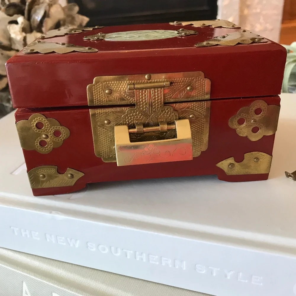 VINTAGE RED CHINESE JEWELRY BOX WITH LOCK & KEY